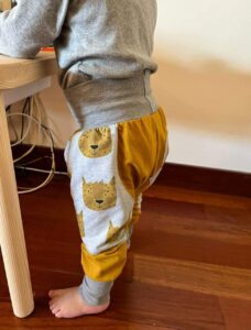 pantalon bebe. moda sostenible. moda evolutiva