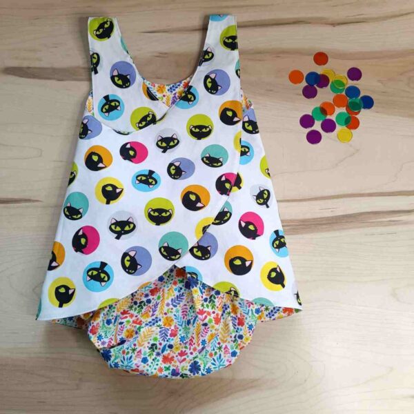 vestido infantil gatos, reversible y evolutivo hecho a mano por La Sombra Del Gato