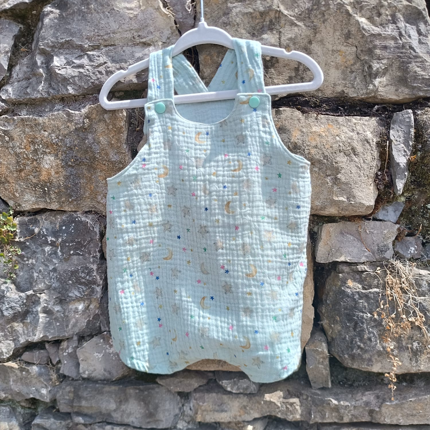 Peto muselina lunas y estrellas para bebes hecho a mano por La Sombra del Gato
