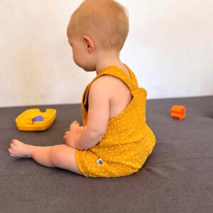 Peto muselina mostaza hecho a mano por La Sombra Del Gato