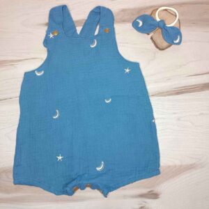 Peto muselina lunas y estrellas bodadas en tela fresca para verano. Hecho por La Sombra Del Gato