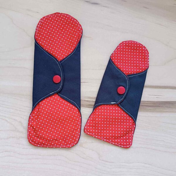 Compresa de tela roja y salvaslip de tela reutilizable. son una excelente alternativa a las compresas tradicionales. Hechas por la sombra del gato