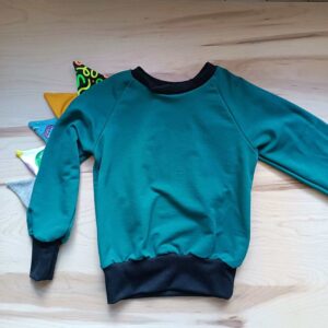 Jersey evolutivo hecho a mano de forma artesanal por La Sombra Del Gato utilizando tela de sudadera muy suave y tela reutilizada