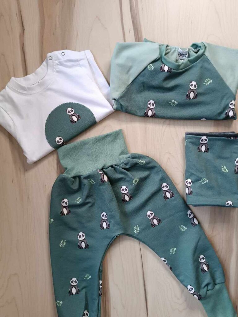 Conjunto de osos panda compuesto por pantalón y sudadera evolutiva , cuello y camiseta creado por la sombra del gato