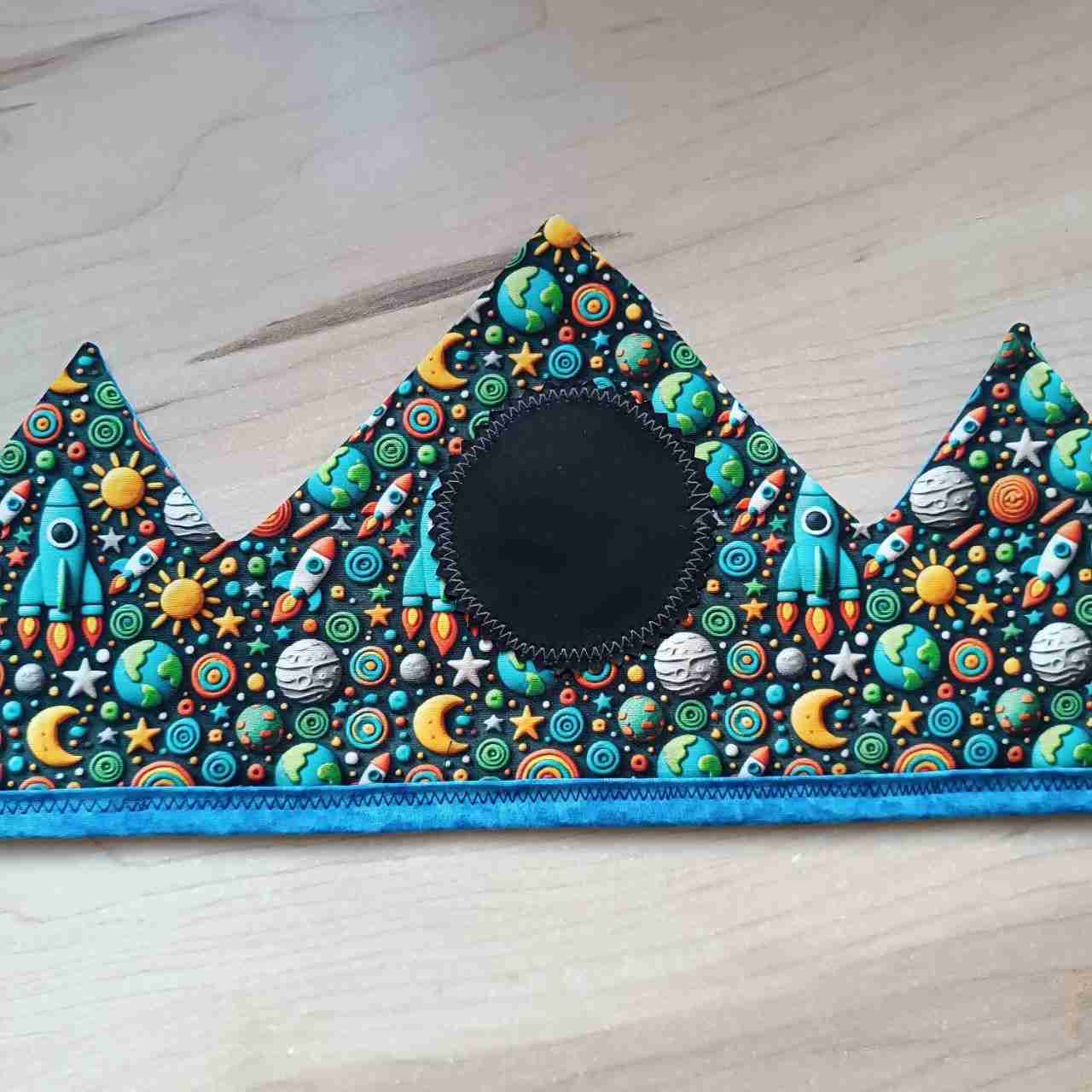 Corona de tela del espacio hecha por la sombra del gato