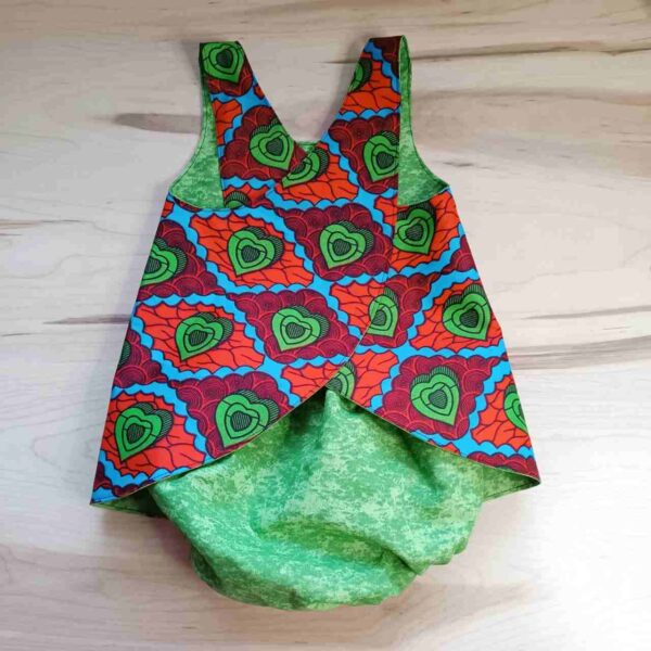 Vestido infantil hecho con tela Wax reversible y evolutivo de la sombra del gato