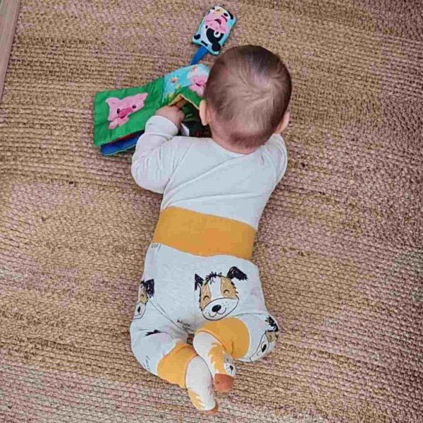 pantalones para bebe hechos a mano por la sombra del gato