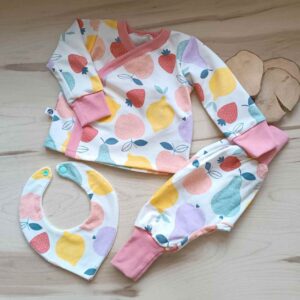canastilla para bebe con estampado de frutas