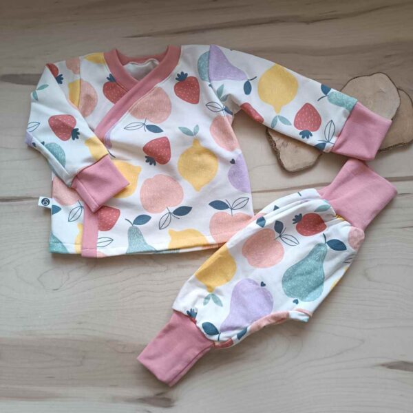 Canastilla para bebe, con ropa evolutiva, que crece ocn los peques. hecha por la sombra del gato