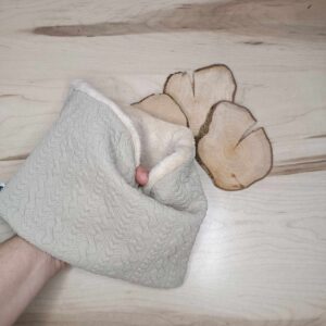 Cuello polar de invierno elegante hecho por la sombra del gato